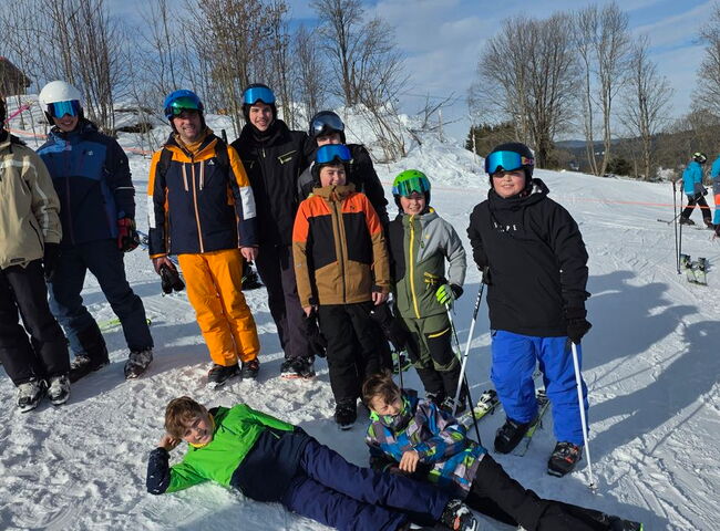 Gruppenbild Schüler in Skiausrüstung