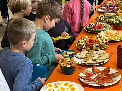 Kinder bedienen sich am Frühstücksbuffet