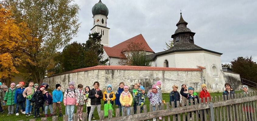 Gruppenbild vor einer Kirche
