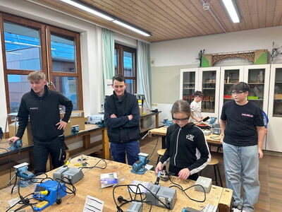 Eine Schülerin beim Löten an der Werkbank