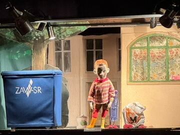 Eine Marionettenpuppe steht auf einer Bühne