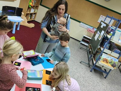 Frau Alkhilf zeigt mit Hilfe des Kamishi-Bey in der Klasse 1a die Gefühlefische