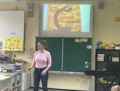 Vorlesestunde mit Sabine Rengsberger in der Klasse 2a