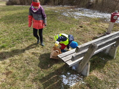 Bruno und Emma waren auf dem Weg zwischen Schule...