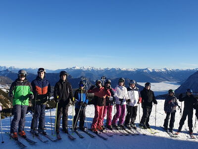 Gruppenbild Schüler auf Skiern