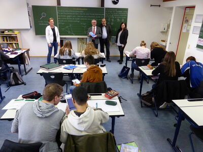 Lehrerin Kerstin Avril, Schulverbandsvorsitzender Heinrich Stenzel, sein Stellvertreter Johann Sykora, Rektorin Bianca Luczak zusammen mit den Schülern der Klasse 10 Ma bei ihrer Recherche zu den Strahlensätzen.