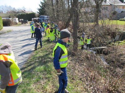 Bis hinunter zum Bach wagten sich einige Müllsammler