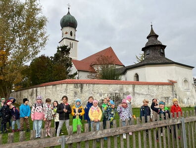 Gruppenbild vor einer Kirche