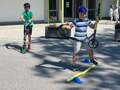 Schüler unterwegs im Rollerparkour