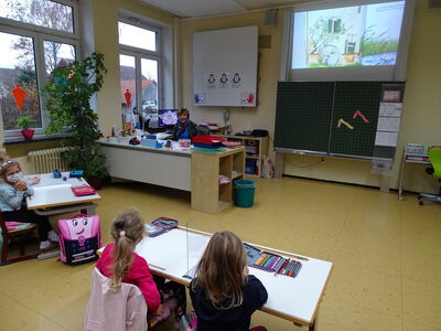 Klasse 1b: Martha Lermer liest aus Helme Heine´s Buch: "Freunde"