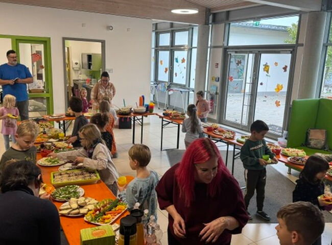 Die Kinder der Klassen 1 und 2 bedienen sich am Buffett