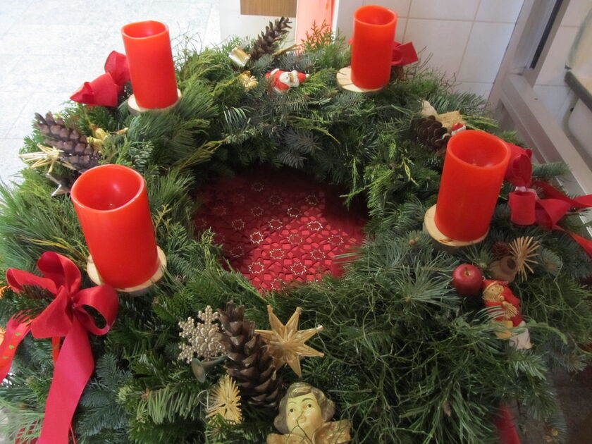 Adventsbeginn in der Schule in Haselbach