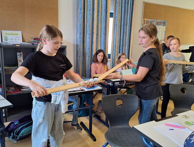 Schülerinnen spielen ein Spiel mit Kugeln