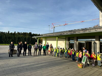 Schüler freuen sich über die von den Ehrengästen überreichten Leuchtwesten