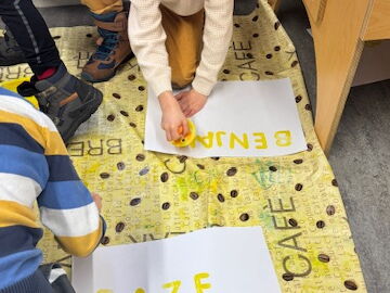 Schüler bedrucken Papier