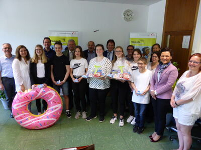 Die beiden siegreichen Teams zusammen mit den Ehrengästen