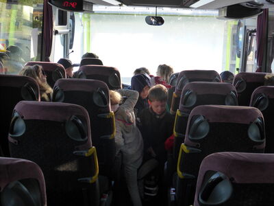 Die Klassen 1a und 1b bei den Bussicherheitsübungen mit Polizeihauptkommissar Johann Pleischl
