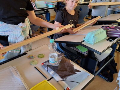 Eine Kugel wird von Schülern untereinander weitergereicht