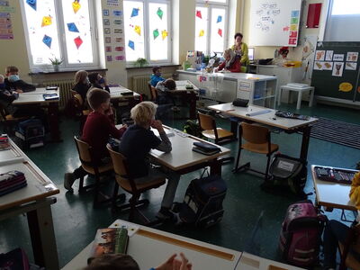 Klasse 2b: Frau Hofmann hat den "Kleinen Wassermann" von Otfried Preußler mitgebracht