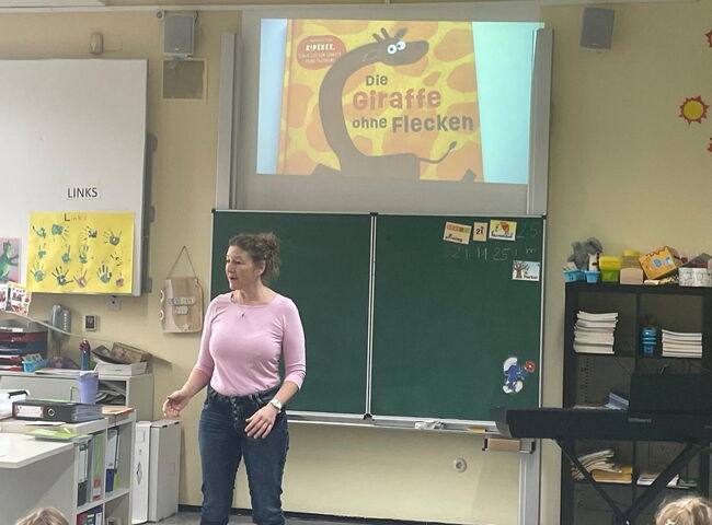 Vorlesestunde mit Sabine Rengsberger in der Klasse 2a