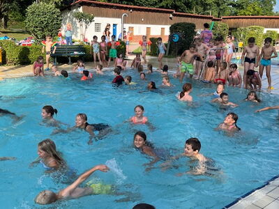 Die Kinder planschen und Schwimmen im Pool