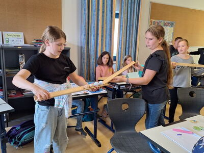 Schülerinnen spielen ein Spiel mit Kugeln