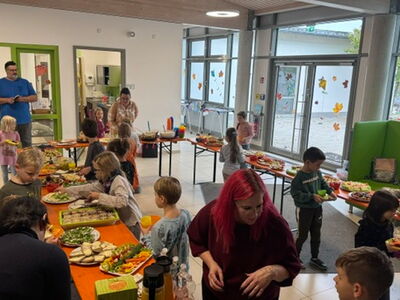 Die Kinder der Klassen 1 und 2 bedienen sich am Buffett