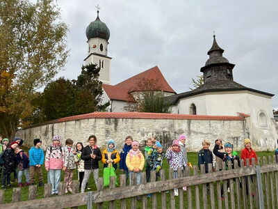 Gruppenbild vor einer Kirche
