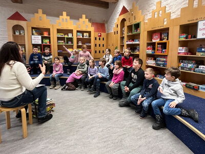 Gespannt lauschen die Schüler Frau Giere