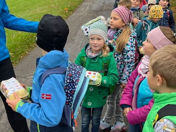 Kinder haben sich auf einer kleinen Straße versammelt